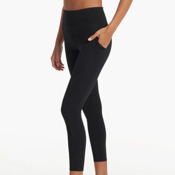 Vuori Pants - Vulori Stride Leggings - Black 7/8 - Women's Size XL